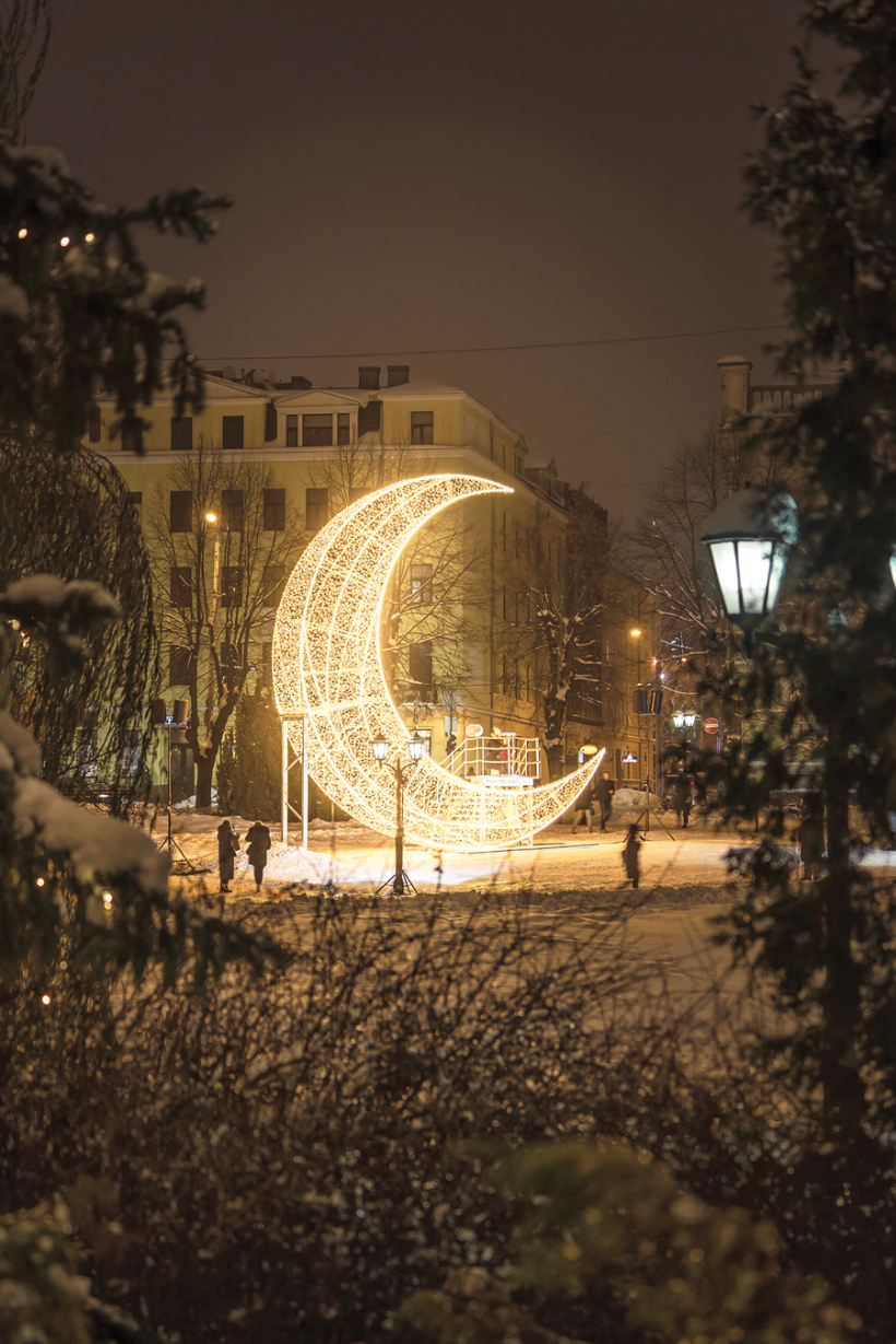 Mēness dekorācija, kas rotāja operas nama skvēru, bija trīsstāvu mājas lielumā. Rīga to nomāja. Foto no uzņēmuma arhīva