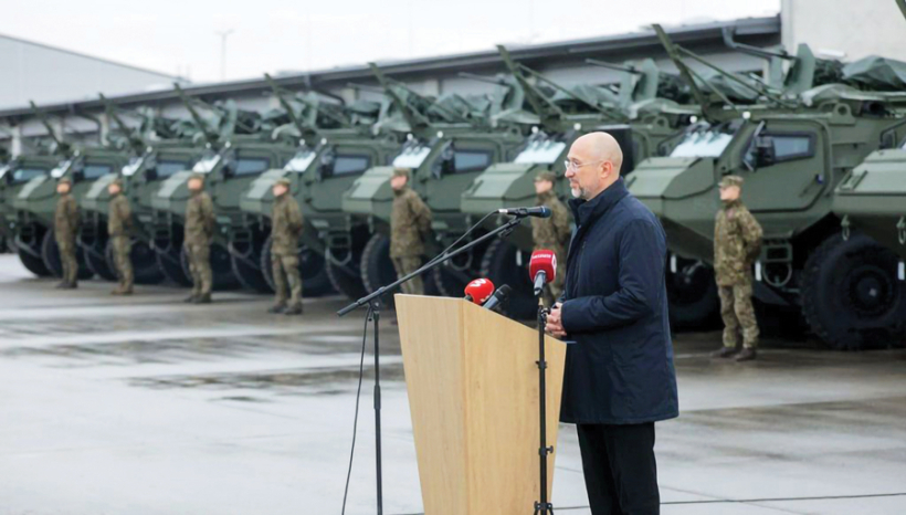 Ukrainas aizsardzības ministrs Deniss Šmihaļs 21 bruņutransportiera Patria saņemšanas ceremonijā Ādažos novembra sākumā. Kopumā šogad Ukrainai tika uzdāvināti 42 Patria