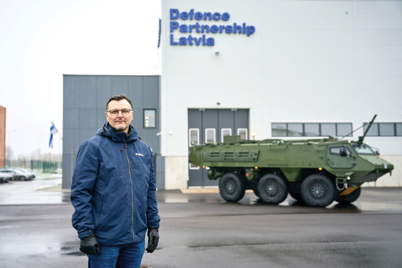 Defence Partnership Latvia valdes priekšsēdētājs Uģis Romanovs stāsta, ka gandrīz visa sešriteņu mašīnas virsbūve, izņemot riepas, izgatavota Latvijas uzņēmumos