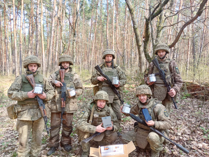 Ukraiņu karavīri ar saņemtajām miniatūrajām krāsniņām. Daži no šiem vīriem vairs nav starp dzīvajiem
