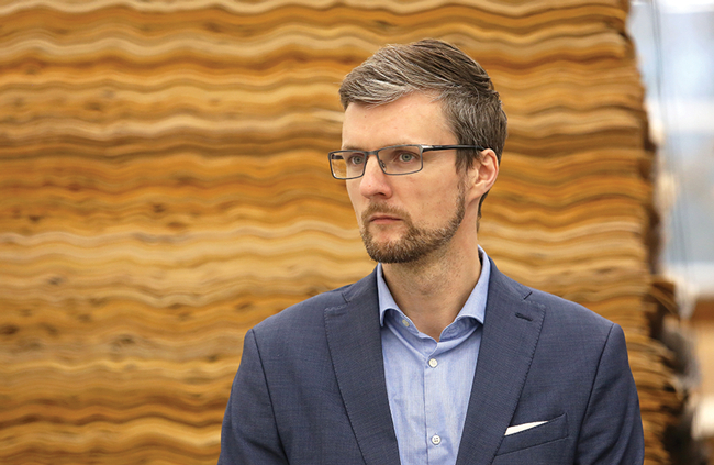 AS AmberStone Group īpašnieks un valdes loceklis Kārlis Kavass AmberBirch kokapstrādes rūpnīcas atklāšanas pasākumā agrākā armijas lidlauka teritorijā Krustpilī 2019. gadā. Foto — LETA