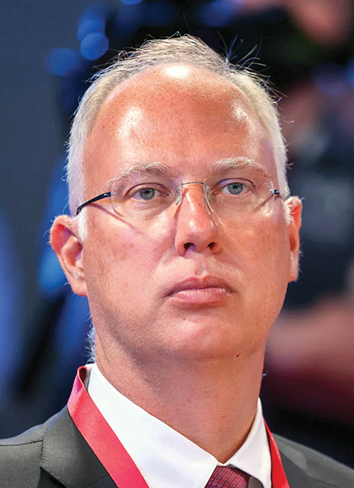 Aizkulišu sarunvedējs Kirils Dmitrijevs