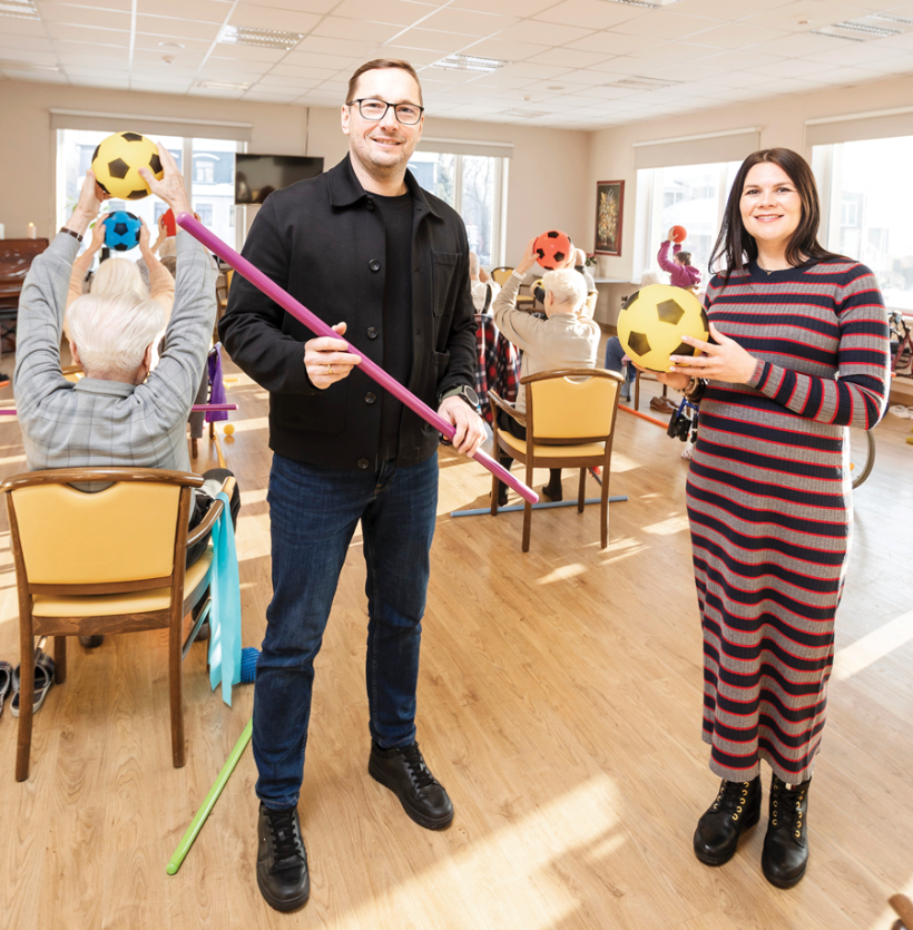 Uzņēmuma Adoro melodija vadītājs Uldis Priedītis un operacionālā direktore Žanete Ilziņa. Viņu rezidencē Rīgā ir 200 vietu pilngadīgiem cilvēkiem, kam nepieciešama sociālā aprūpe