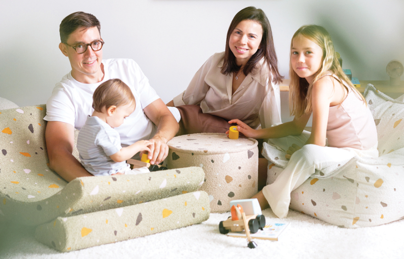 Anastasija un Artūrs Hotuļovi kopā ar bērniem Aleksandru un Marku. Publicitātes kampaņās gan viņi sevi pagaidām bieži nerāda. Foto no uzņēmuma arhīva