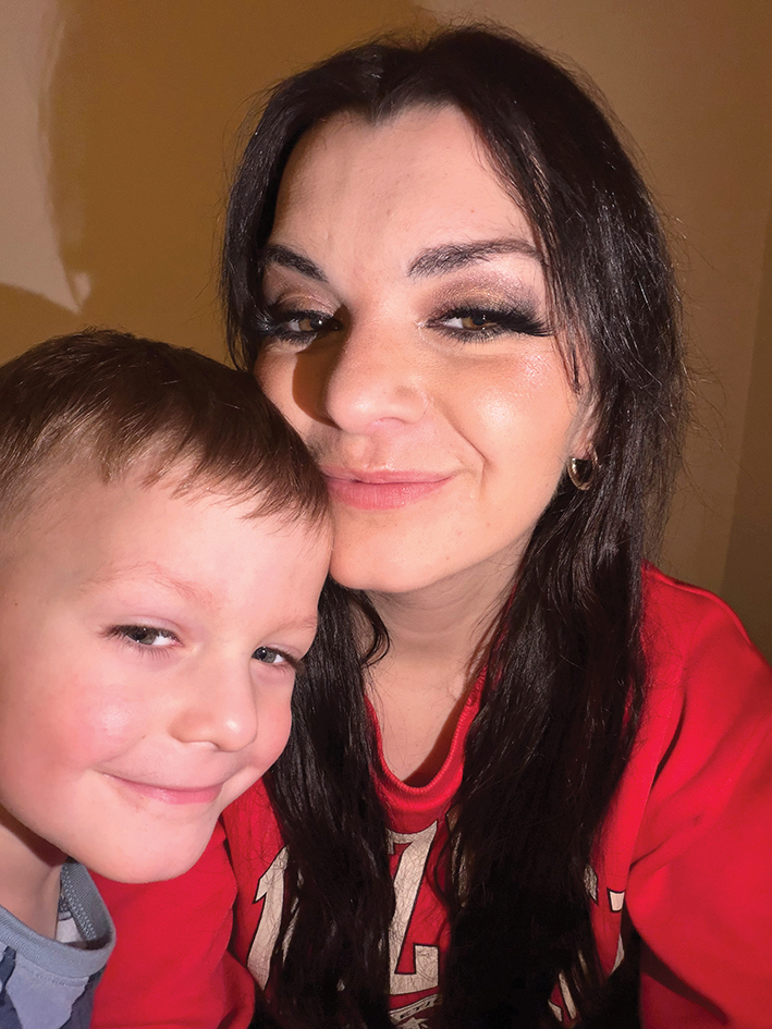 Liene kopā ar savu lielāko fanu un atbalstītāju piecgadīgo dēliņu Teodoru