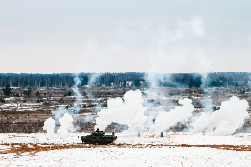 Speciāli Latvijai izstrādātās kājnieku kaujas mašīnas ASCOD Hunter prezentācija militārajā bāzē Ādaži 27. novembrī. Šīs kaujas mašīnas ražo Spānijas uzņēmums GDELS-Santa Bárbara Sistemas. Foto — Aizsardzības ministrija