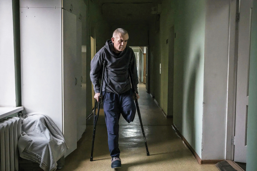 Volodimirs Bajadarovs (53) zaudēja kāju, uzkāpjot uz drona nomestas mīnas