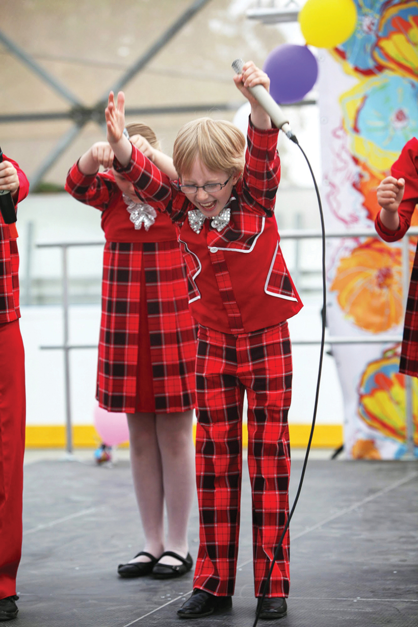 «Dziedu ar grupu Līga no balss attīstības studijas Kantilēna. Man varētu būt 8—9 gadi.»