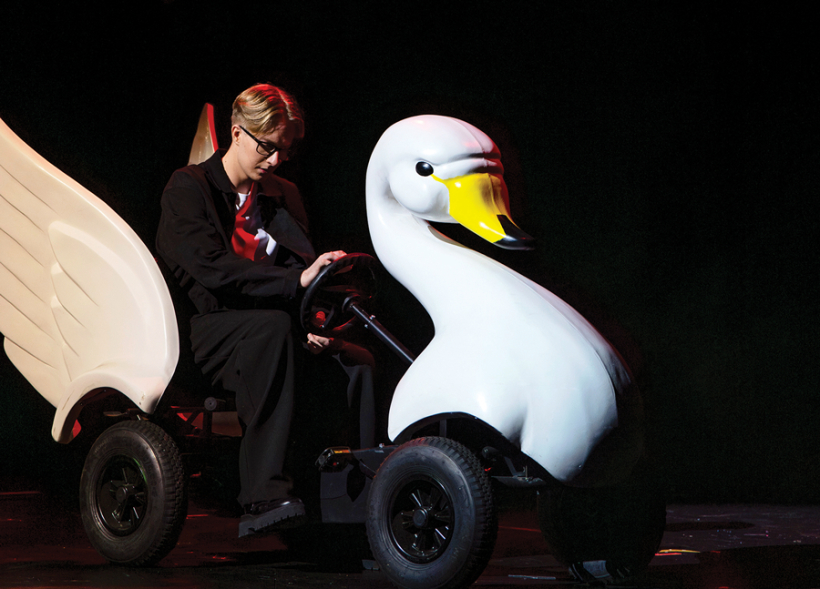 Dailes teātra iestudējuma Meža gulbji pirmizrādē 2024. gadā. Eduards spēlē jaunāko brāli