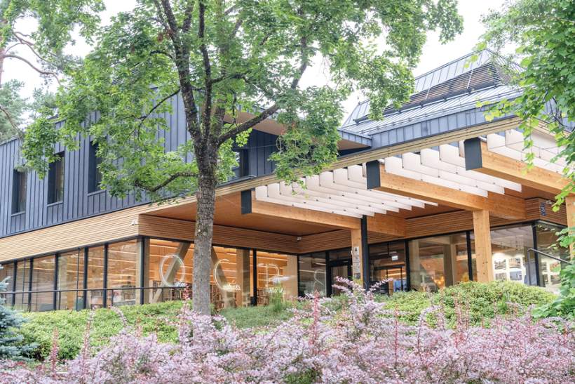 Labs koka būvniecības piemērs ir Ogres Centrālā bibliotēka, ko pabeidza 2021. gadā. Būvprojekta arhitekts bija Rūdis Rubenis, kas patlaban strādā RTU Arhitektūras un dizaina institūtā