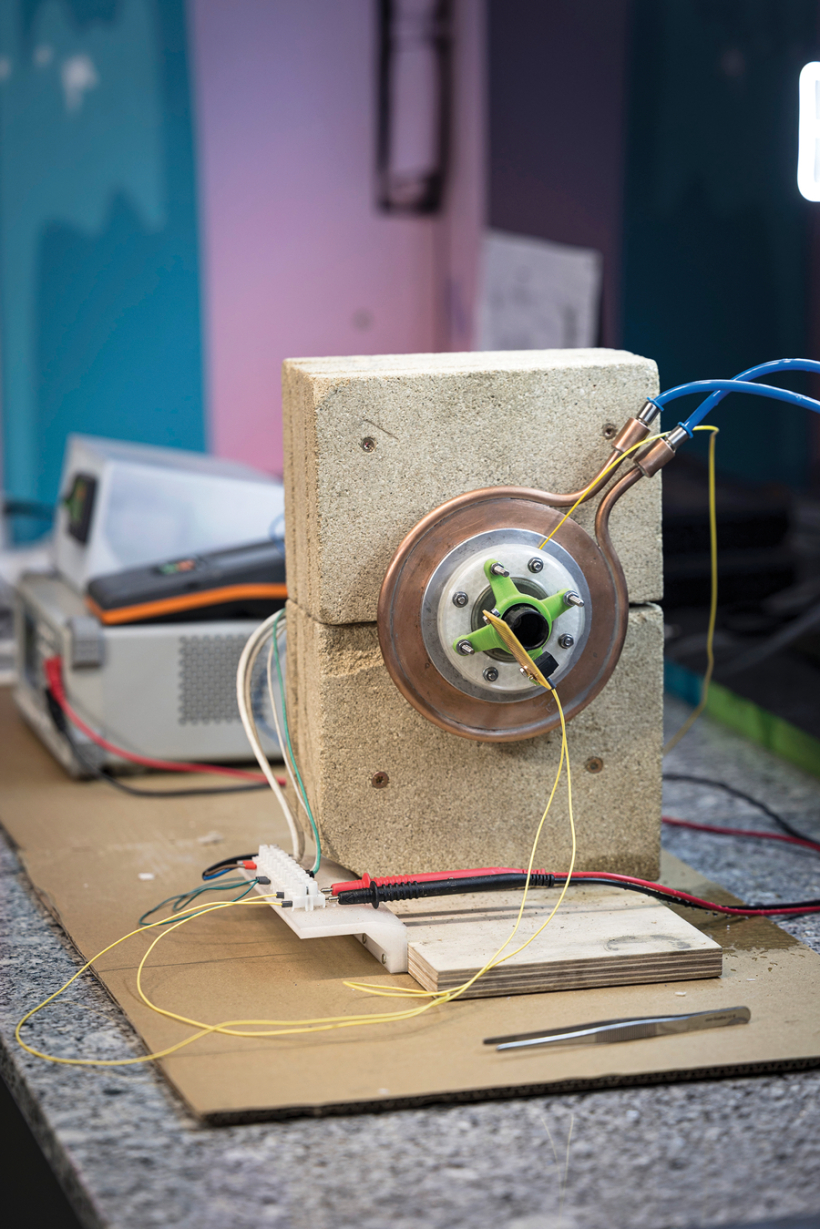 Deep Space Energy attīsta elektroapgādes sistēmu, kas radioaktīvo izotopu radīto siltumu pārvērš elektrībā.