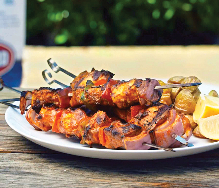 Grieķu Kontosouvli ir uz iesma lēni grilēta marinēta cūkgaļa ar garšvielām un dārzeņiem