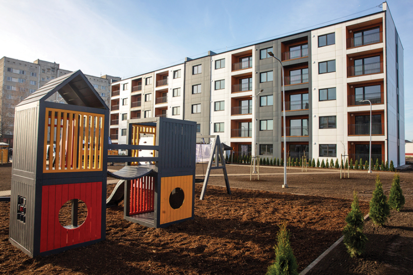 Jelgavā pērn tapa pirmais zemas īres maksas nams, kas vienlaikus ir pirmā piecu stāvu koka karkasa ēka Latvijā. Tai blakus top otra daudzdzīvokļu māja, ko montē no modulārām konstrukcijām