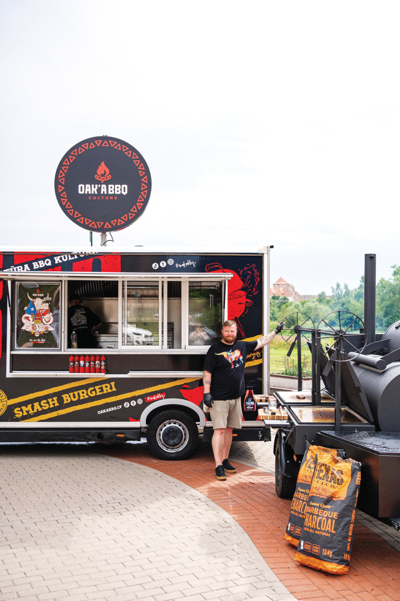 Izbraukumā Oak’a Burgers piedāvā vidēji sešu veidu burgerus, stāsta Kristaps Ozols. Burgernīcā ēdienkarte ir daudz plašāka