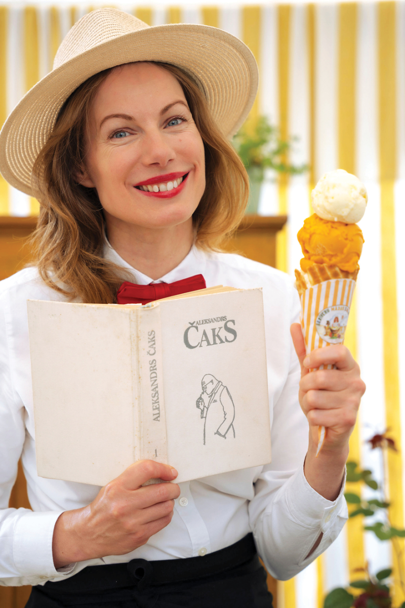 Siltā pavasara dienā var pārdot vairāk saldējuma nekā aukstā vasaras dienā, novērojusi Lelde Sotniece