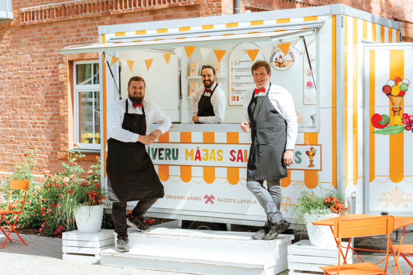 Skrīveru mājas saldējuma treilerus var pazīt pēc vertikālām oranžām svītrām, bet tirgotājus — pēc sarkaniem tauriņiem