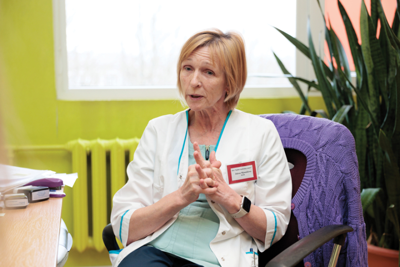 Pacienti no augstāka līmeņa slimnīcām Saldus medicīnas centrā nonāk pēc tam, kad stāvoklis stabilizēts. «Visbiežāk tie ir vientuļi cilvēki vai tādi, kuriem radinieki nevar nodrošināt aprūpi mājās,» novērojusi galvenā ārste Jeļena Mjasņikova.