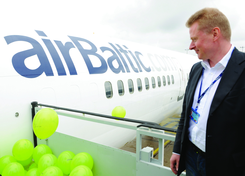 2009. gada martā Ainārs Šlesers kā demisionējušās valdības ministrs par labu toreizējam airBaltic vadītājam Bertoltam Flikam parakstīja jaunu akcionāru līgumu, kas ļāva viņam brīvi saimniekot uzņēmumā. Izmantojot to, Fliks turpmākajos gados izveidoja firmu tīklu, atstājot airBaltic kā tukšu čaulu, kam vairs nepiederēja pat lidsabiedrības preču zīme 