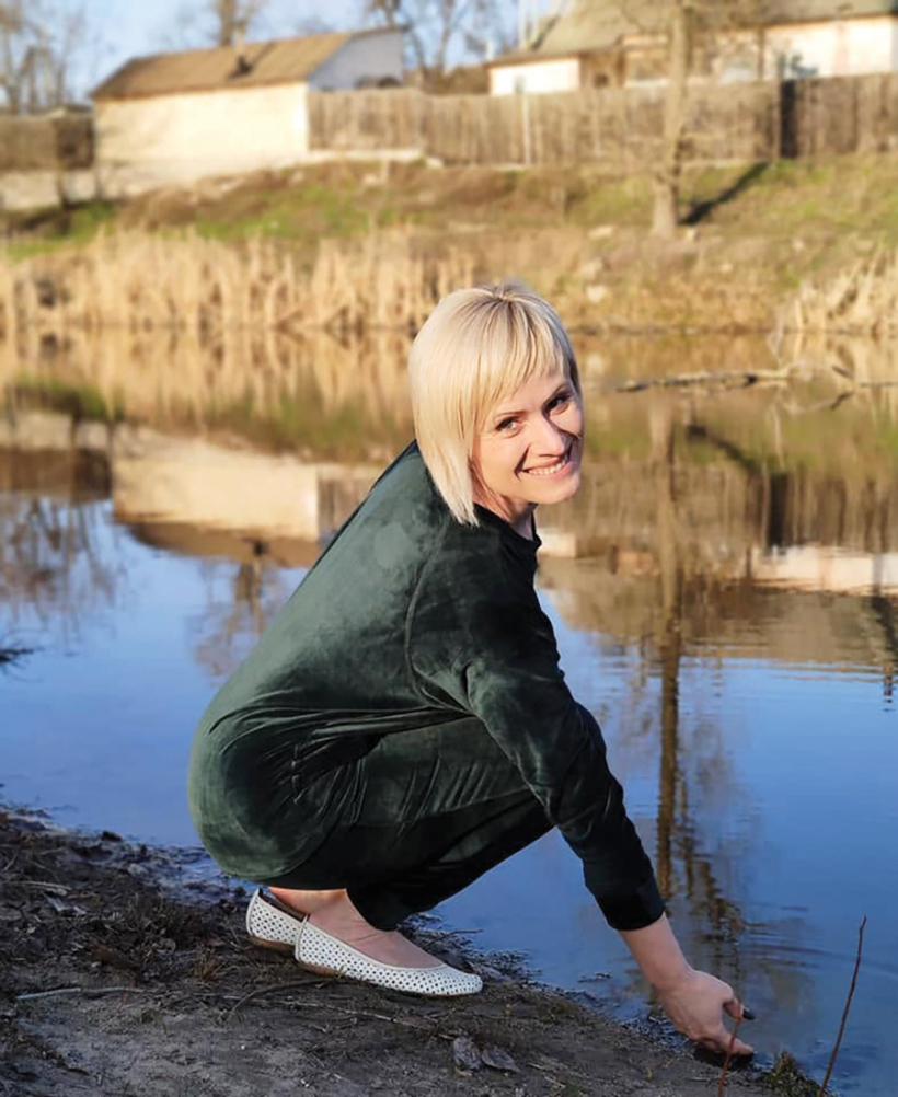 Ukrainas Ekologu asociācijas vadītāja Ļudmila Ciganoka: «Augsne ir dzīva sistēma. Kad tajā nonāk sprāgstvielu atliekas, degviela, degšanas produkti, svins un citi metāli, problēma nebeidzas ar atlūzu savākšanu. Piesārņojums var nokļūt augos un tālāk — pārtikas ķēdē.»