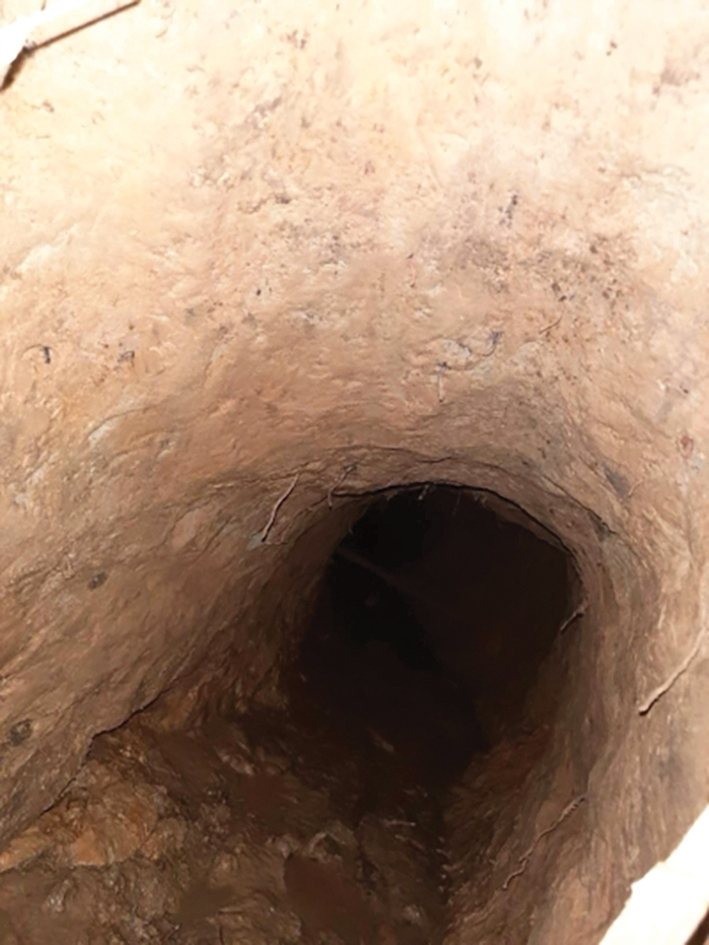 Augusta sākumā Augšdaugavas novadā robežsargi atklāja no Baltkrievijas puses izraktu tuneli nelegālai iekļūšanai Latvijā. Foto — Valsts robežsardze