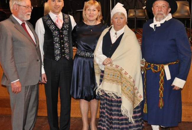 Kultūras ministre Žaneta Jaunzeme-Grende (vidū) kopā ar dzīvesbiedru Antu Grendi Austrālijas latviešu kultūras dienu atklāšanā. Foto: Gunārs Nāgels