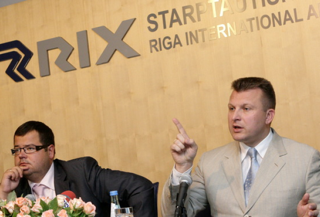VAS "Starptautiskā lidosta "Rīga"" bijušais vadītājs Krišjānis Peters un bijušais satiksmes ministrs Ainārs Šlesers 2008. gadā. LETA