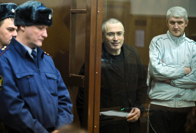 Attēlā: (no labās) Ļebedevs un Hodorkovskis