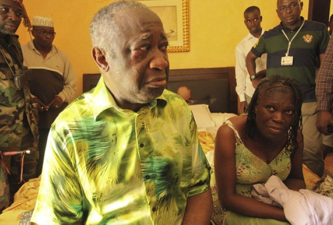 Kotdivuāras līdzšinējais prezidents Lorāns Gbagbo padevies pēc vairāku mēnešu pretošanās likumīgajam vēlēšanu uzvarētājam Alasanam Uataram. Gbagbo kopā ar sievu Simonu 11.aprīlī aizturēts pēc militāra uzbrukuma viņa rezidencei Abidžānā.Foto EPA/STR.