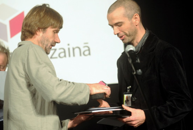Latvijas Dizaineru savienības priekšsēdētājs Arvīds Endziņš (no kreisās) pasniedz "Gada balva dizainā 2011" SIA "my place" pārstāvim Danekam Sietiņam kategorijā "Rūpnieciskais dizains" par bērnu mēbeļu kolekciju "bird&berry". Foto - LETA