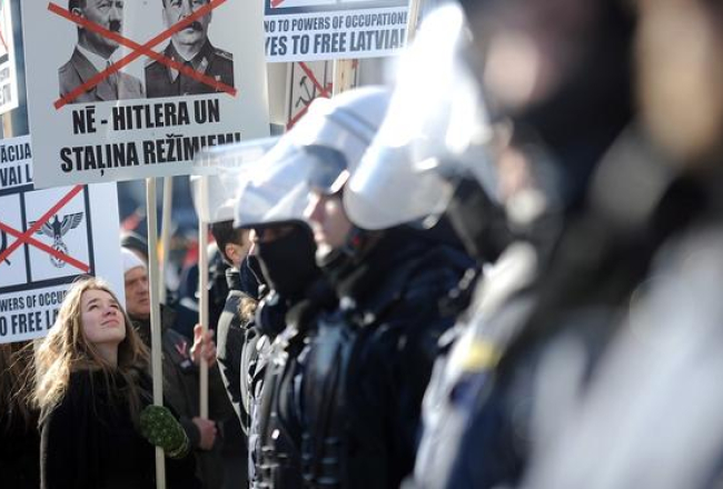 Šogad pie Brīvības pieminekļa Rīgas dome atļāva vienlaikus uzturēties pretēji domājošajiem. Foto: Evija Trifanova, LETA