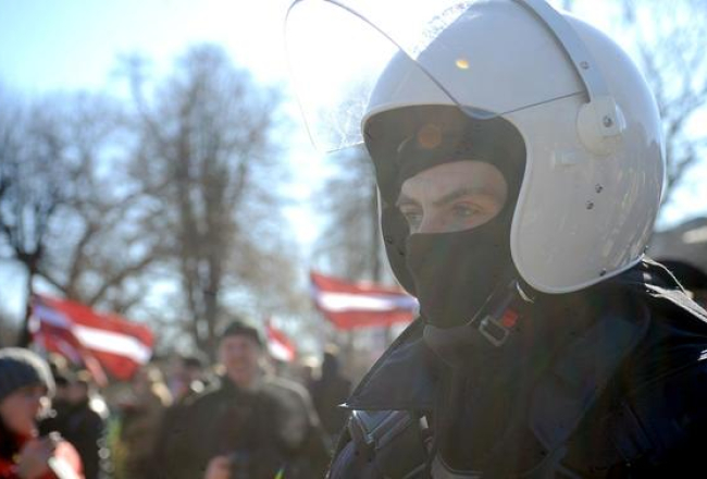 Valsts policijas specvienības kaujinieks 16.martā pie Brīvības pieminekļa. Foto: Evija Trifanova, LETA