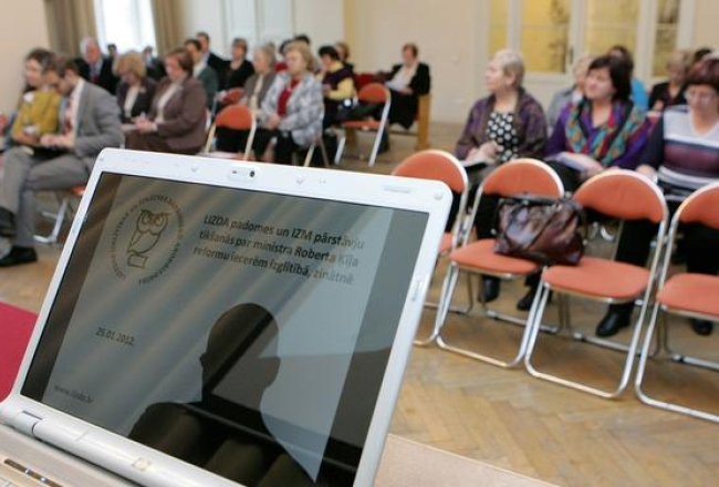 Ministra Roberta Ķīļa ēna datorā kādā izglītības un zinātnes darbinieku saietā. Foto: Raitis Plauks, F64