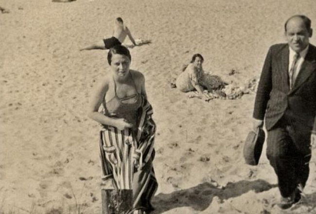 Aleksandra Beļcova un Romans Suta Jūrmalā. 1930. gadu pirmā puse. Foto no muzeja arhīva