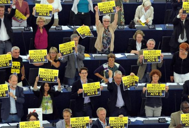 Eiroparlamentārieši balsojumā pret ACTA. Foto: AFP/LETA