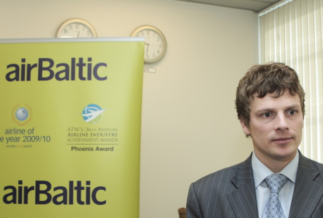 "airBaltic" viceprezidents Jānis Vanags klusē par iemesliem, kāpēc atcelti tik daudzi reisi. Foto: Jānis Saliņš, F64