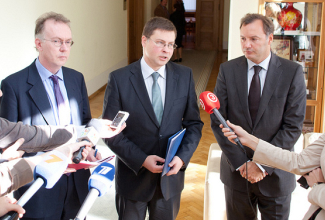 SVF misijas Latvijā vadītājs Marks Grifits (no kreisās), Ministru prezidents Valdis Dombrovskis un EK misijas vadītājs Latvijā Gabriels Gudiči. Foto: Valsts kanceleja