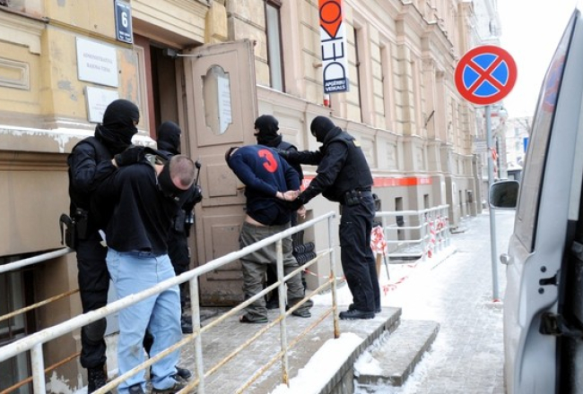Divi aizturētie Jēkabpils laupītāji pirms tiesas par drošības līdzekļa piemērošanu. Foto: Edijs Pālens, LETA