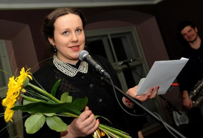 Žurnāliste Ieva Alberte ar saņemto Izcilības balvu kategorijā "Apraksts. Portrets". Foto: Evija Trifanova, LETA