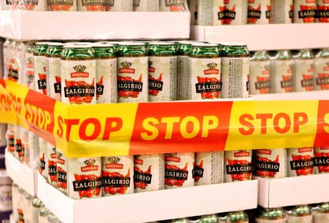 Lietuvā Zinību dienā lielveikalos ar īpašām lentēm atgādina, ka liegts jauniešiem iegādāties alkoholiskos dzērienus. Foto: LETA