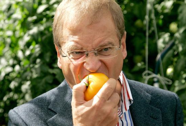 Rīgas vicemērs Andris Ameriks (GKR) kož Rīgas atkritumu poligona siltumnīcās izaudzētajā ekoloģiskajā tomātā. Foto: Andrejs Terentjevs, F64