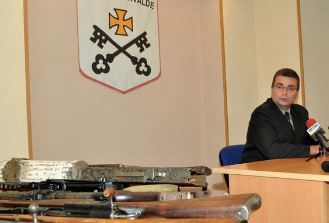 Rīgas reģiona policijas pārvaldes priekšnieks Andrejs Grišins preses brīfingā informē par sabiedriski nozīmīgu noziegumu atklāšanu un aizdomās turēto personu aizturēšanām. Foto: Artūrs Arājs, LETA