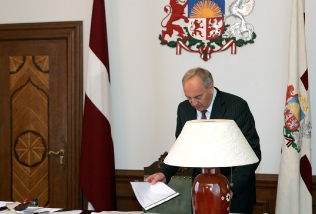 Prezidents Andris Bērziņš darba kabinetā. Foto: Raitis Plauks, F64
