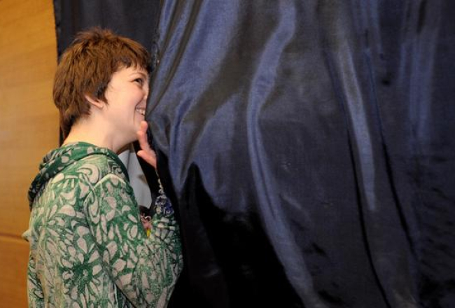 Anna Kononova ielūkojas Rīgas mēru portretu galerijas aizkulisēs. Foto: Lita Krone, LETA