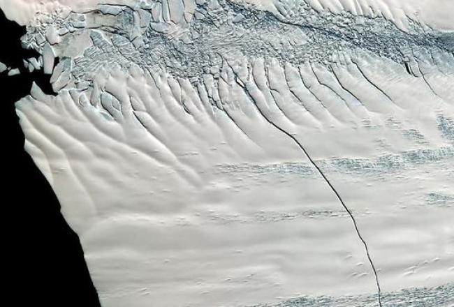 9.jūlijā uzņemtais satelītattēls ar Painailendas ledāja plaisu. Foto: EPA/LETA