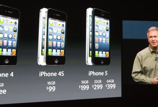 "Apple" vecākais viceprezidents Filips Šillers iepazīstina ar jaunā viedtālruņa modeli. Foto: EPA/LETA