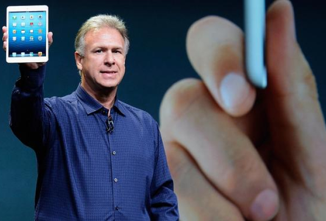 "Apple" viceprezidents Fils Šillers prezentē mini iPad. Foto: AFP/LETA