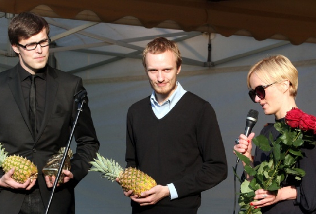 Attēlā: Balvas ieguvēji Mārtiņš Pīlēns (K), Edgars Zvirgzdiņš (C) un Ieva Žībārte (L). 