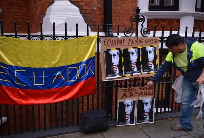 Plakāti Džūljena Asanža aizstāvībai pie Ekvadoras vēstniecības, kas devusi WikiLeaks iedvesmotājam patvērumu. Foto: AFP/LETA