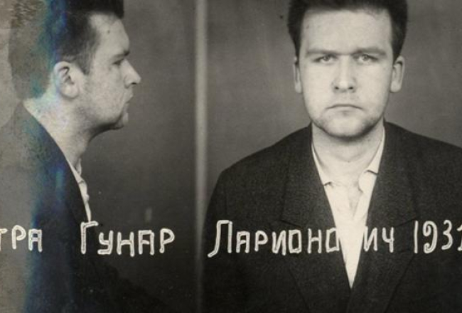 Gunāra Astras fotogrāfija, kas ievietota 1961. gada 25. februārī Latvijas PSR VDK rakstītajā arestētā anketā. LVA, 1986.f., 1.apr., 43960.l., 1.sēj., 8.lp. Oriģināls. Ekrānšāviņš no www.archiv.org.lv