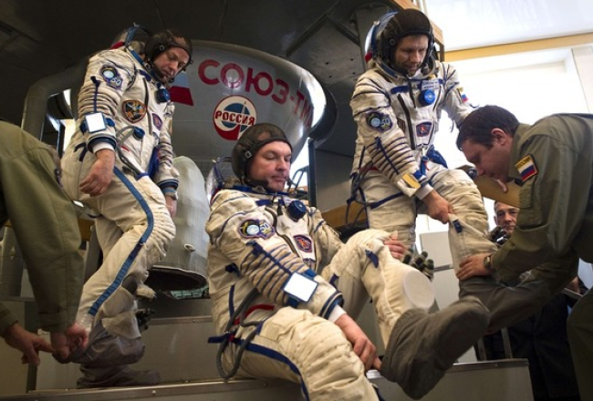 SKS komanda, kas 5. maijā gatavojas vienam no pēdējamiem praktiskajiem lidojumiem pirms eksāmena treniņa nolūkos veidotajā Krievu izgatavotajā kosmosa kuģī "Sojuz". No kreisās redzams ASV astronauts Rons Garans, Krievijas kosmonauts Aleksandrs Somakitijevs un Andrejs Borisenko.